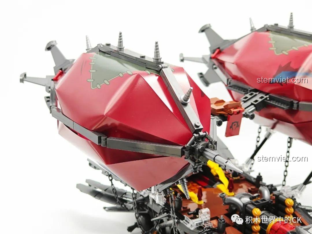 Chi tiết các gai nhọn và khớp nối trên khinh khí cầu của bộ lắp ráp Tàu bay Goblin trong World of Warcraft.