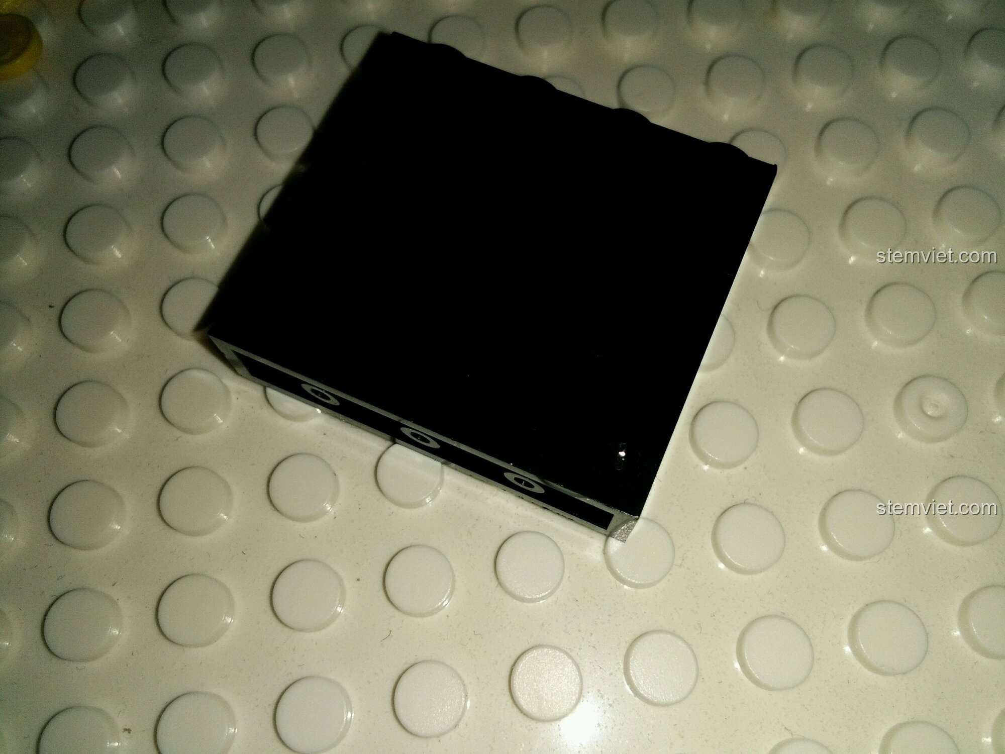 Chi tiết chiếc ghế màu vàng cát độc đáo trong bộ lắp ráp GUDI 9115 Tàu Ngọc Trai Đen.