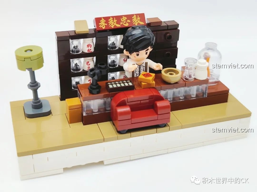 Chi tiết ghế sofa đỏ trong bối cảnh tiệm thuốc Bản Thảo Cương Mục.