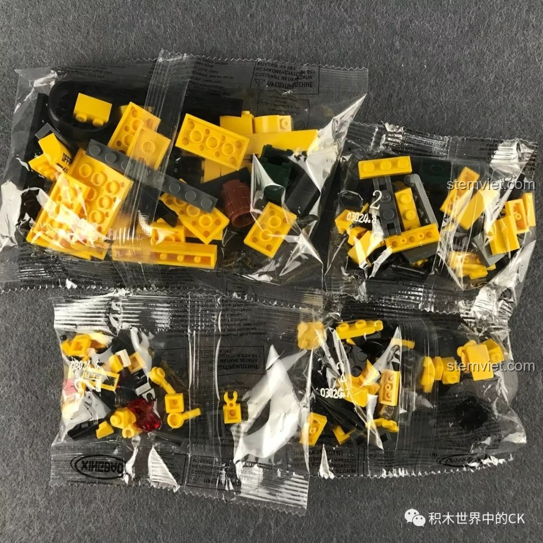 Các túi chi tiết cho giai đoạn 2 của bộ đồ chơi xây dựng Xe Jeep địa hình Xingbao xịn giá rẻ.