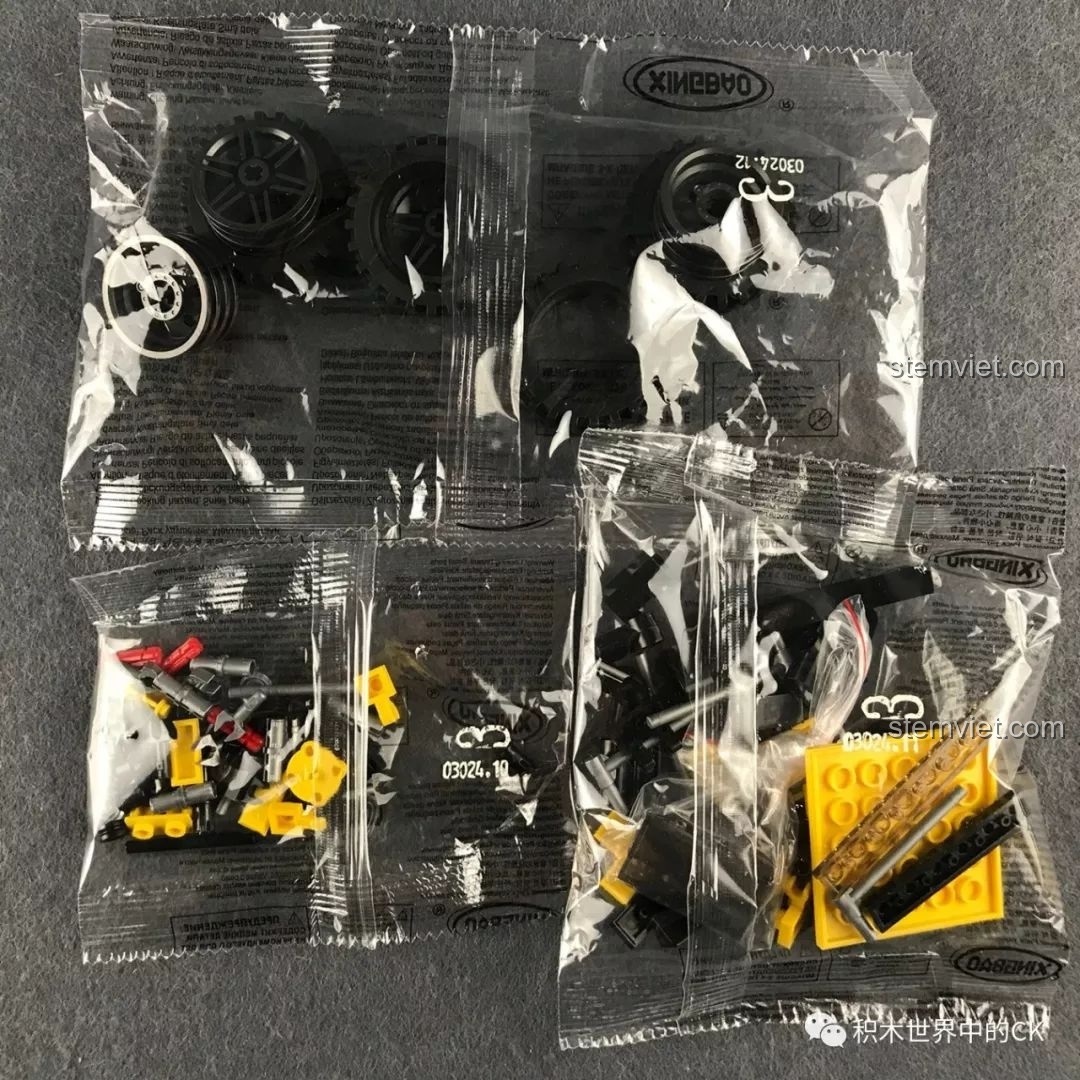 Các chi tiết trong túi số 3 của bộ đồ chơi Jeep Wrangler 03024, bao gồm bánh xe và các bộ phận khung.