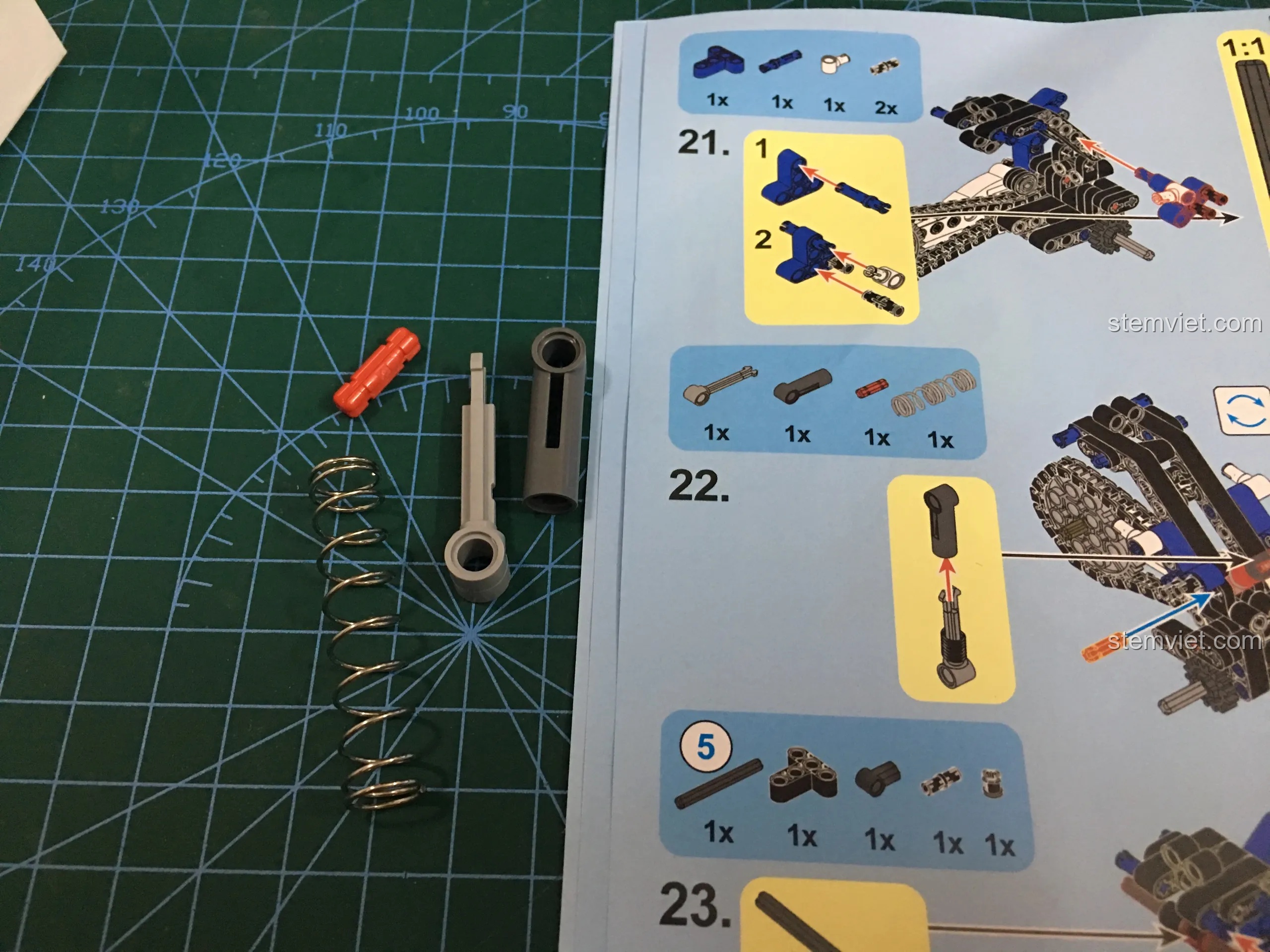 Các chi tiết để tự lắp ráp bộ phận giảm xóc sau cho mô hình xe máy Sembo 701702.