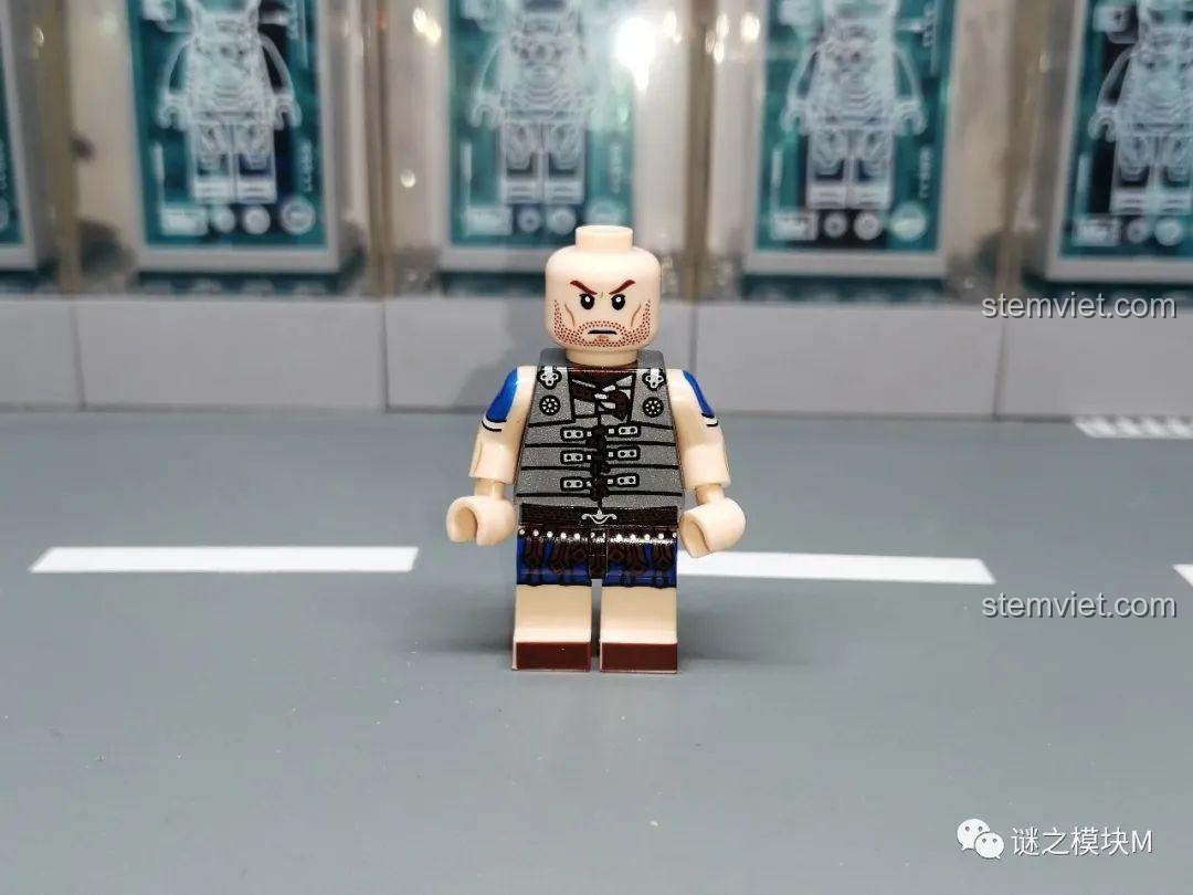 Cận cảnh minifigure Đội trưởng La Mã XINH không đội mũ, khoe chi tiết giáp in. Nhận xét XINH X0316 Minifigure Lịch sử.