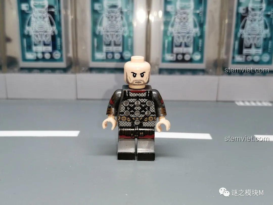 Cận cảnh minifigure người cầm cờ hiệu La Mã XINH không đội mũ, khoe chi tiết giáp in. Đánh giá XINH X0316.