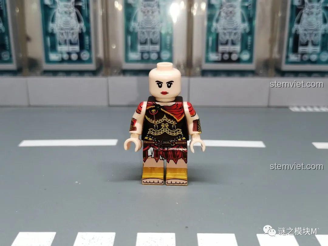 Cận cảnh minifigure nữ chiến binh Sparta XINH không đội mũ, khoe chi tiết giáp in. Set minifigure Anh hùng Sparta XINH.