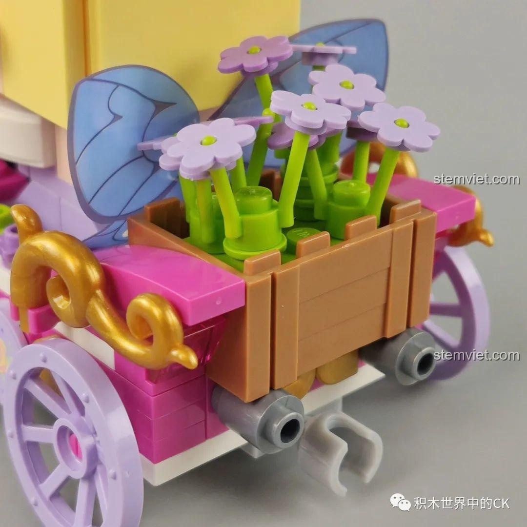 Chi tiết giỏ hoa phía sau xe, được tạo thành từ nhiều mảnh ghép hoa nhỏ, tăng thêm vẻ đẹp cho mô hình.