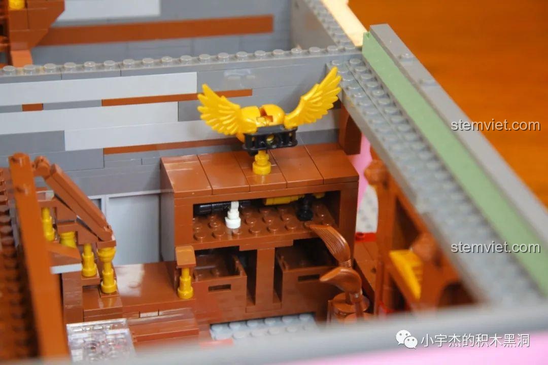 Chi tiết quả cầu vàng Golden Snitch và các kệ sách phép thuật trong bộ Mould King 16039.