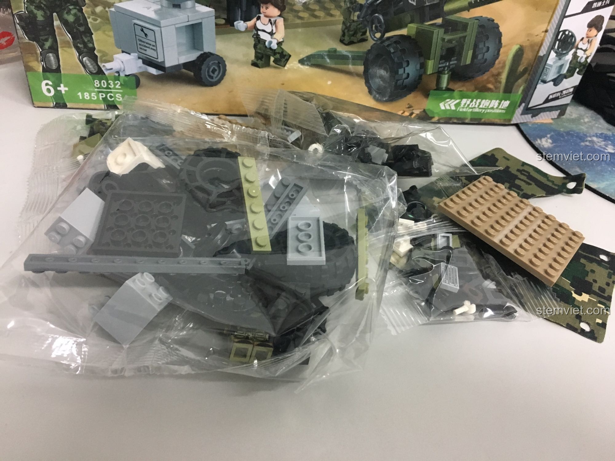 Các túi gạch và tấm vải rằn ri của bộ GUDI 8032, một đồ chơi xếp hình Trạm pháo binh cho bé trai 6+.