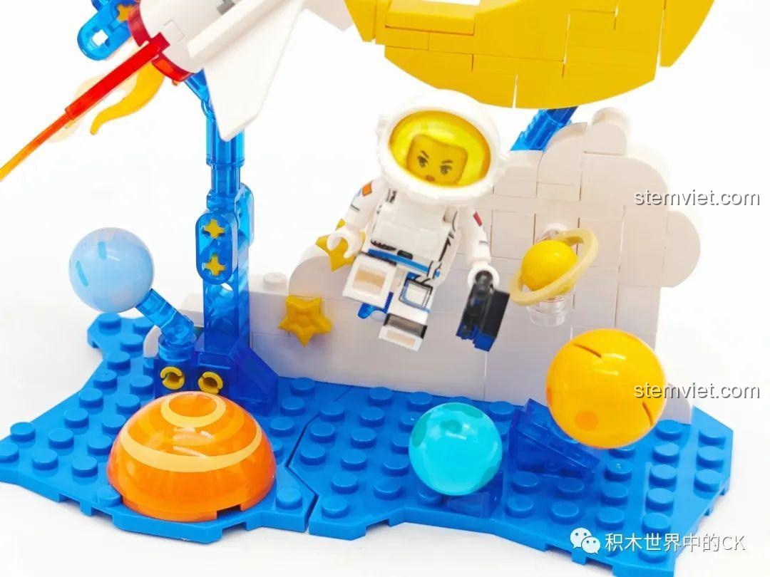 Chi tiết các hành tinh nhỏ được lắp ghép từ các mảnh tròn nhiều màu sắc trong bộ Sembo 203356.