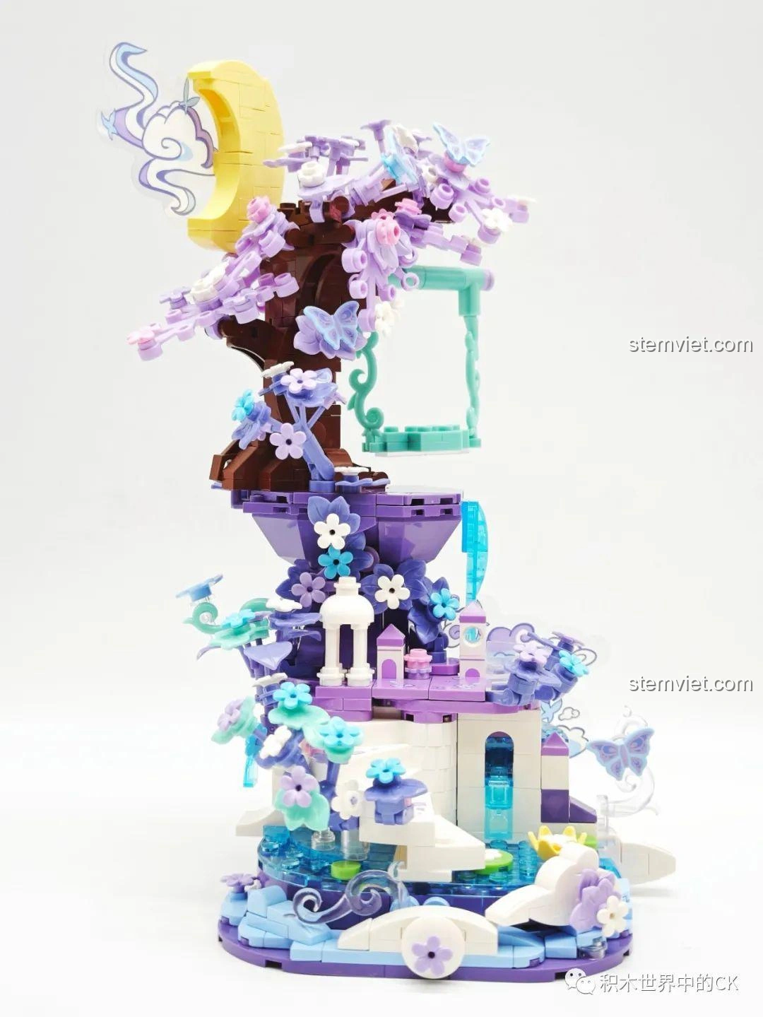 Cận cảnh chi tiết hồ nước và cầu thang của bộ lắp ráp Keeppley K21103 Điêu Thuyền Giấc Mơ Đêm Hè, với hoa sen.