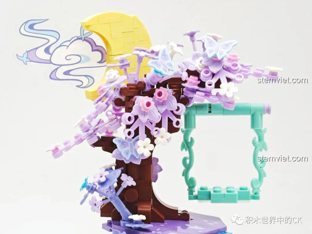 Cận cảnh hoa và bướm trên cây của bộ lắp ráp Keeppley K21103 Điêu Thuyền Giấc Mơ Đêm Hè, màu sắc hài hòa.