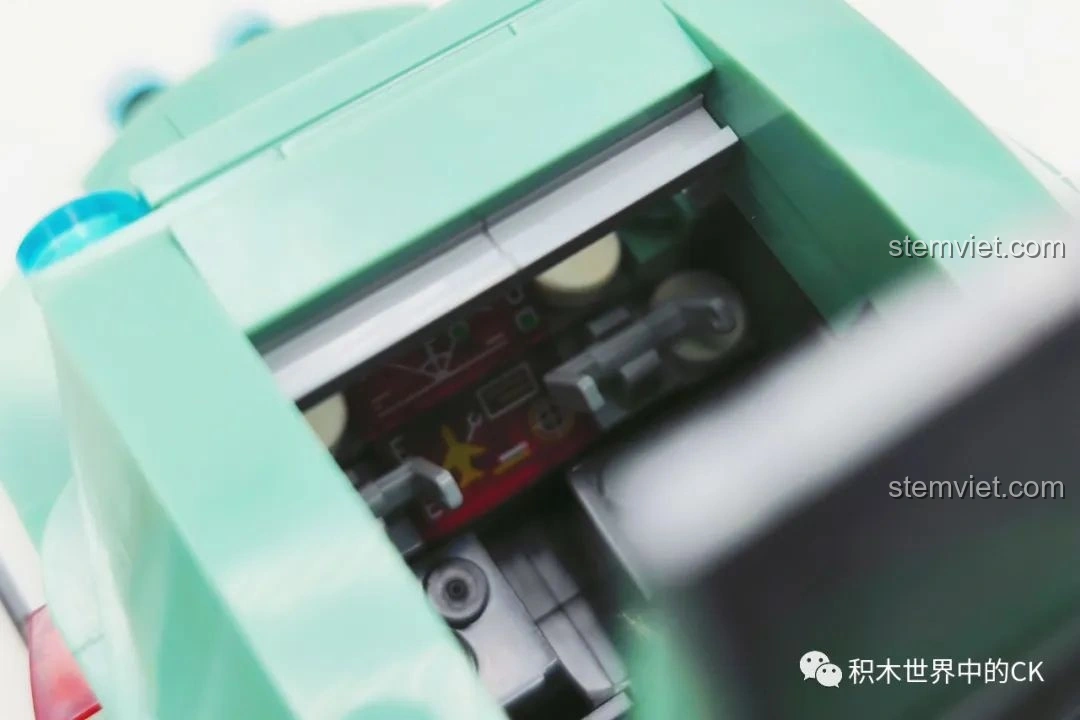 Cận cảnh chi tiết bên hông mô hình JIESTAR 58008 Trực thăng hai cánh quạt, với số hiệu '42' và biểu tượng quân đội.