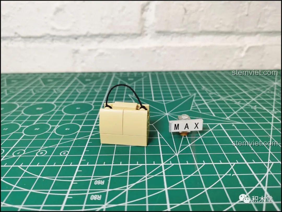 Chi tiết bên hông mô hình Happy Build YC-QC004 McLaren P1, với các đường nét sắc sảo và logo Happy Build, thể hiện chất lượng gia công.