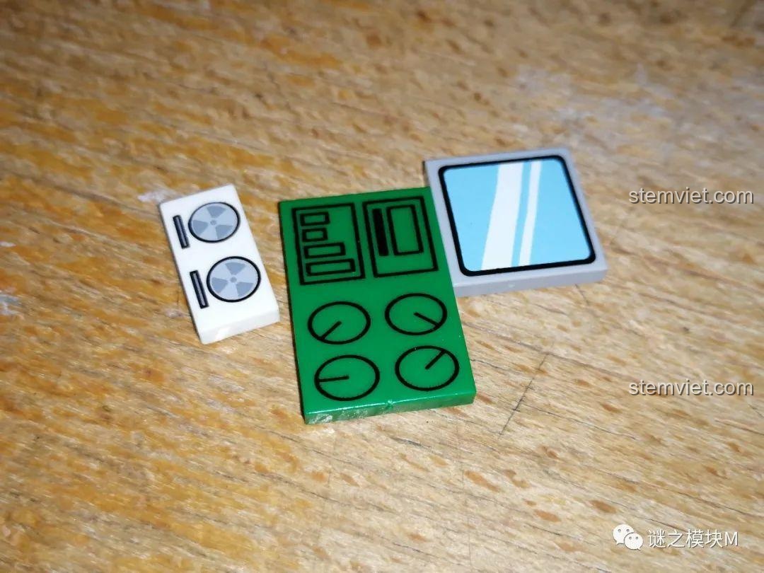 Các chi tiết in ấn của bộ đồ chơi Among Us PRCK 69702, sắc nét và bền màu, không cần dán sticker, tăng tính thẩm mỹ.