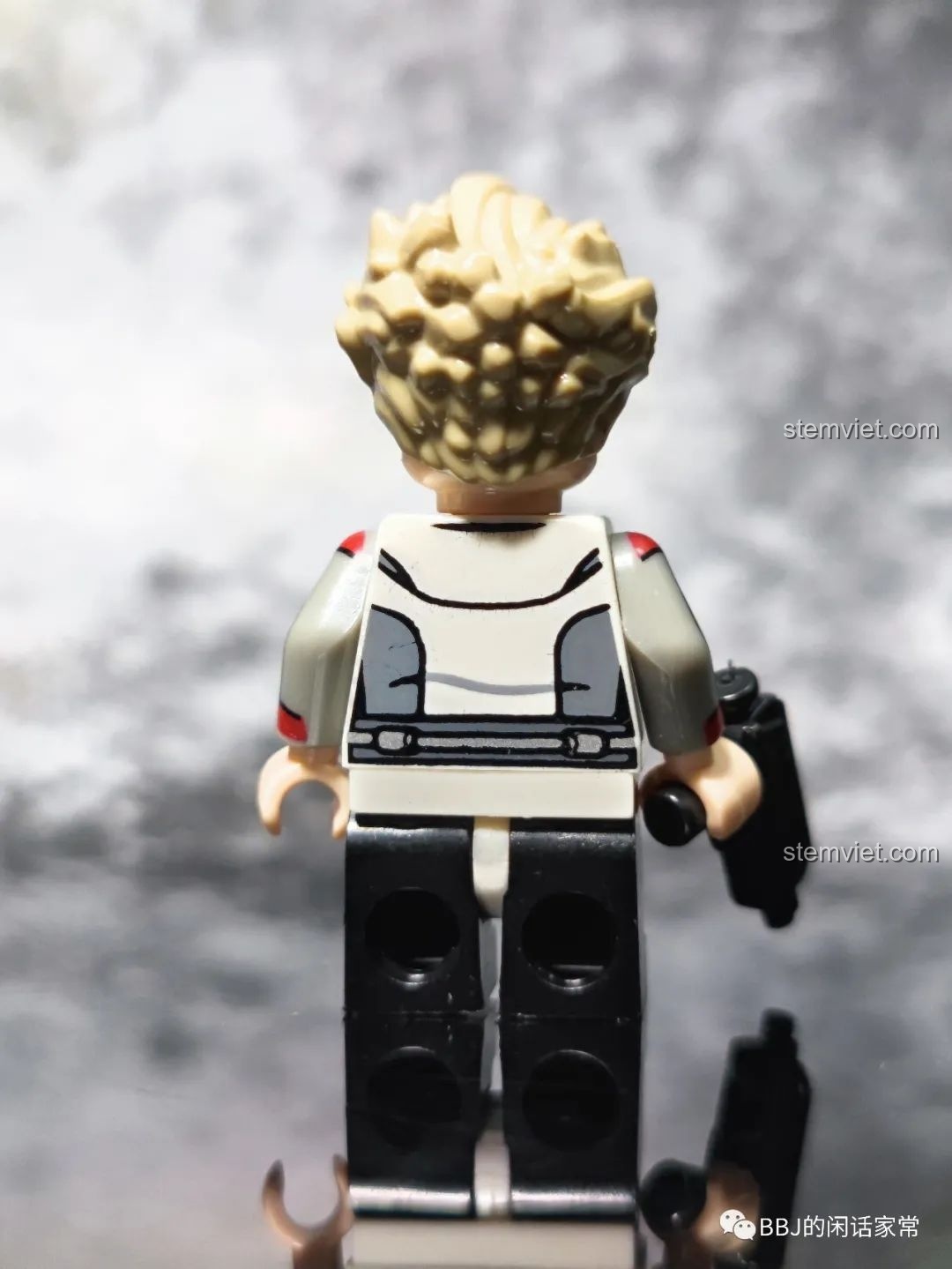 Cận cảnh mặt sau của minifigure Omega KORUIT KT1052 Star Wars, thể hiện chất lượng in ấn.