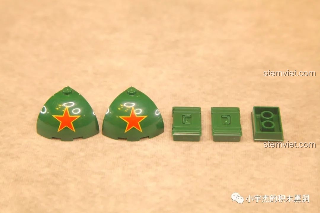 Các chi tiết in ấn hình ngôi sao đỏ và các khối đặc biệt cho tháp pháo của bộ lắp ráp Xe tăng Type 59 SEMBO 203105.