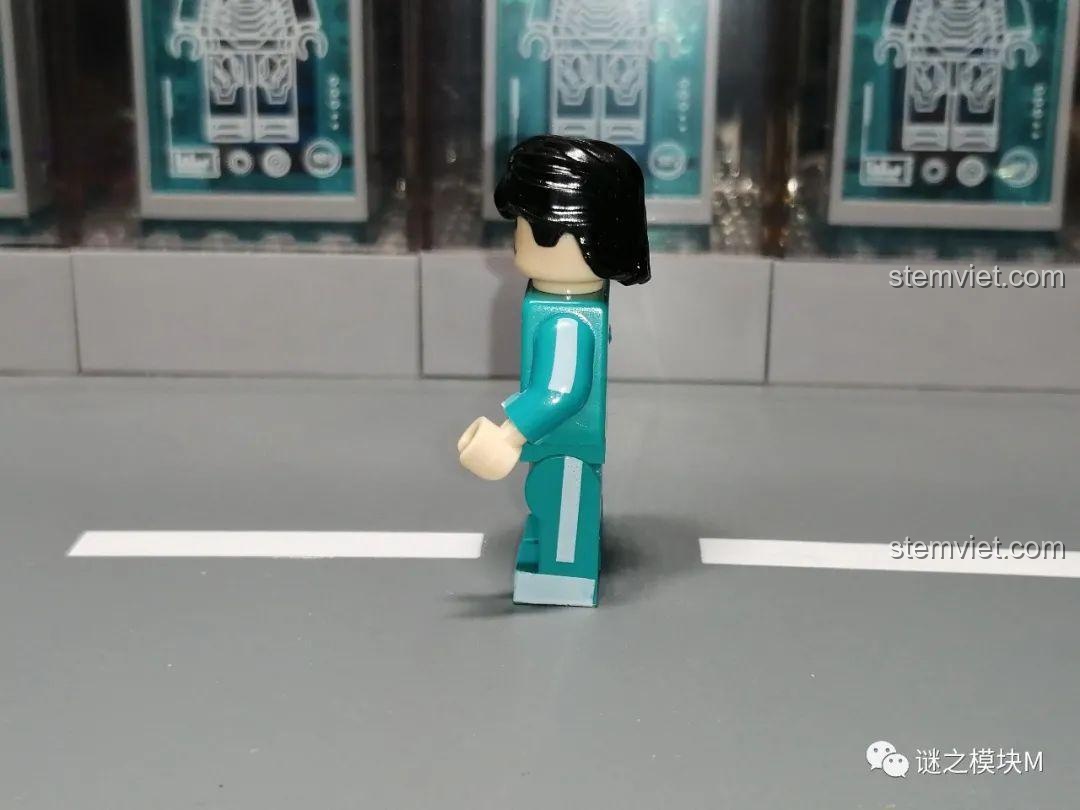 Góc nhìn nghiêng của minifigure Seong Gi-hun, cho thấy chi tiết in sọc trắng bên hông tay áo và quần.