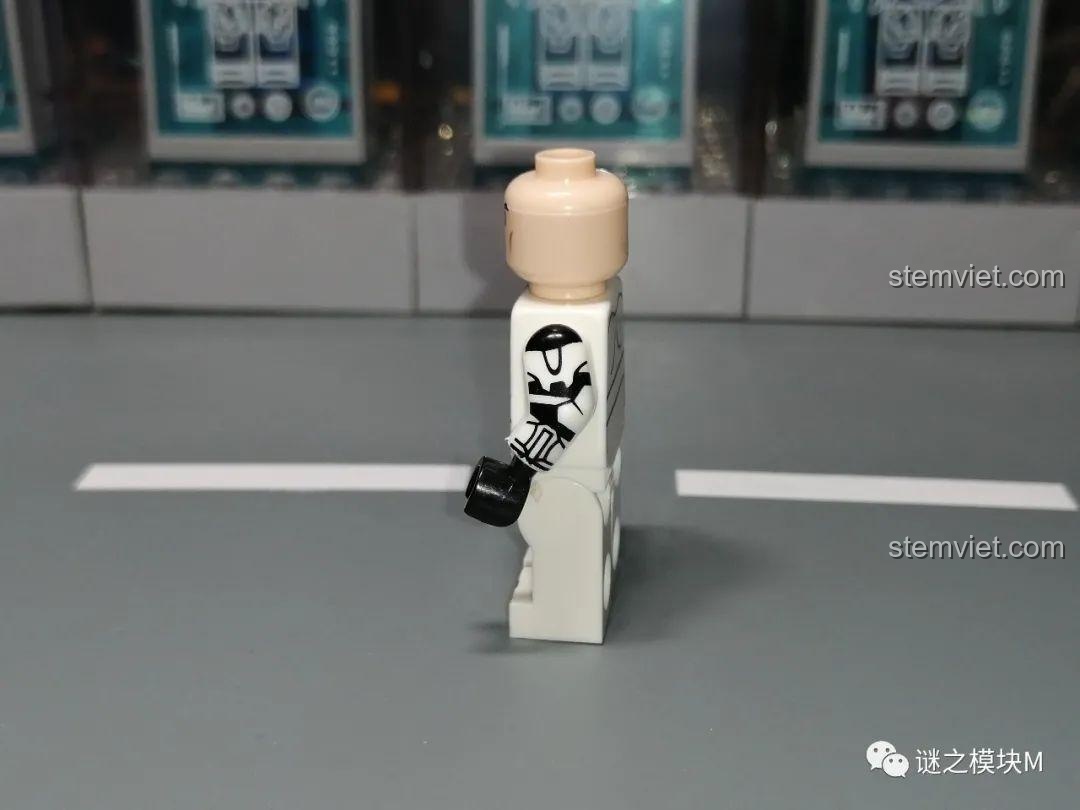 Góc nhìn bên cạnh của minifigure Lính Clone Trooper KT 1048, cho thấy các chi tiết in trên cánh tay và hông.