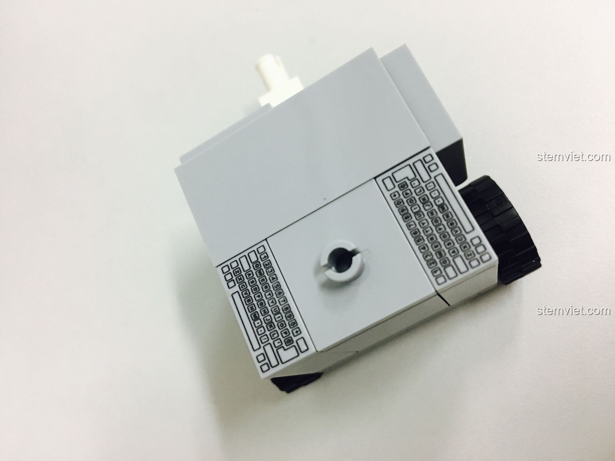 Cận cảnh một chi tiết gạch in trong bộ GUDI 8032, một phần trong trải nghiệm GUDI 8032 Xe chiến đấu đổ bộ.