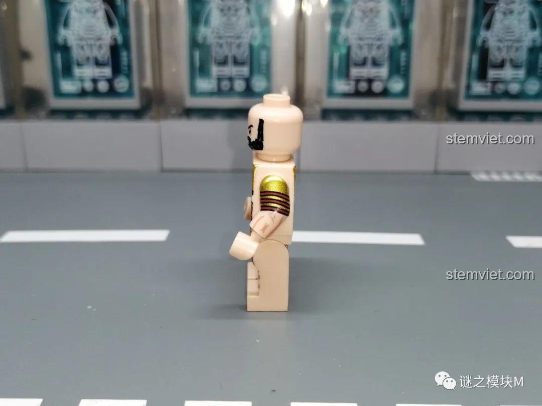 Chi tiết in bên hông của minifigure anh hùng Sparta XINH. Nhận xét XINH X0316 Minifigure Lịch sử.