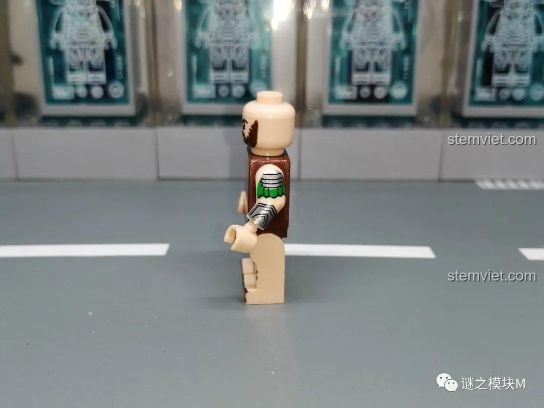 Chi tiết in bên hông của minifigure binh lính La Mã xanh lá XINH. Trải nghiệm XINH 316 Chiến binh La Mã.