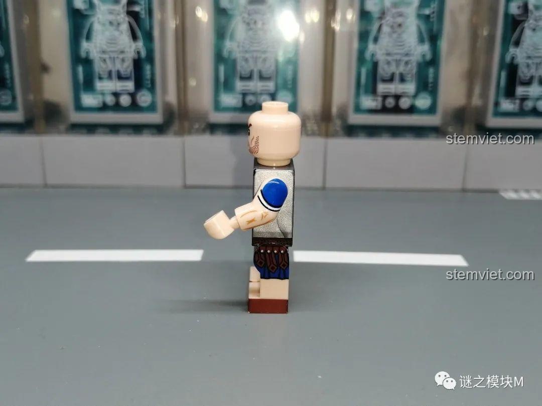 Chi tiết in bên hông của minifigure Đội trưởng La Mã XINH, cho thấy giáp tay và chân. Đồ chơi mô hình Minifigure Lịch sử X0316.