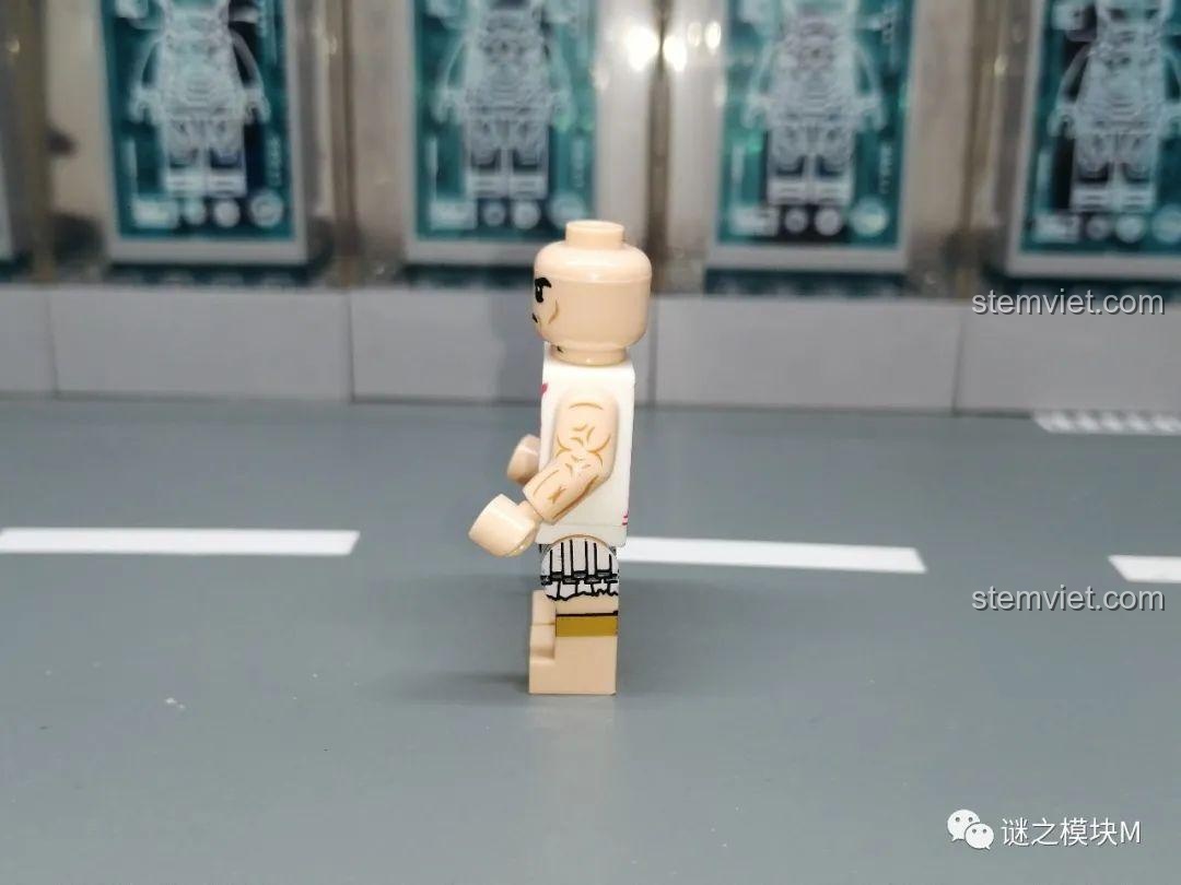 Chi tiết in bên hông của minifigure lính bộ binh nặng Hy Lạp XINH. Đánh giá XINH X0316.