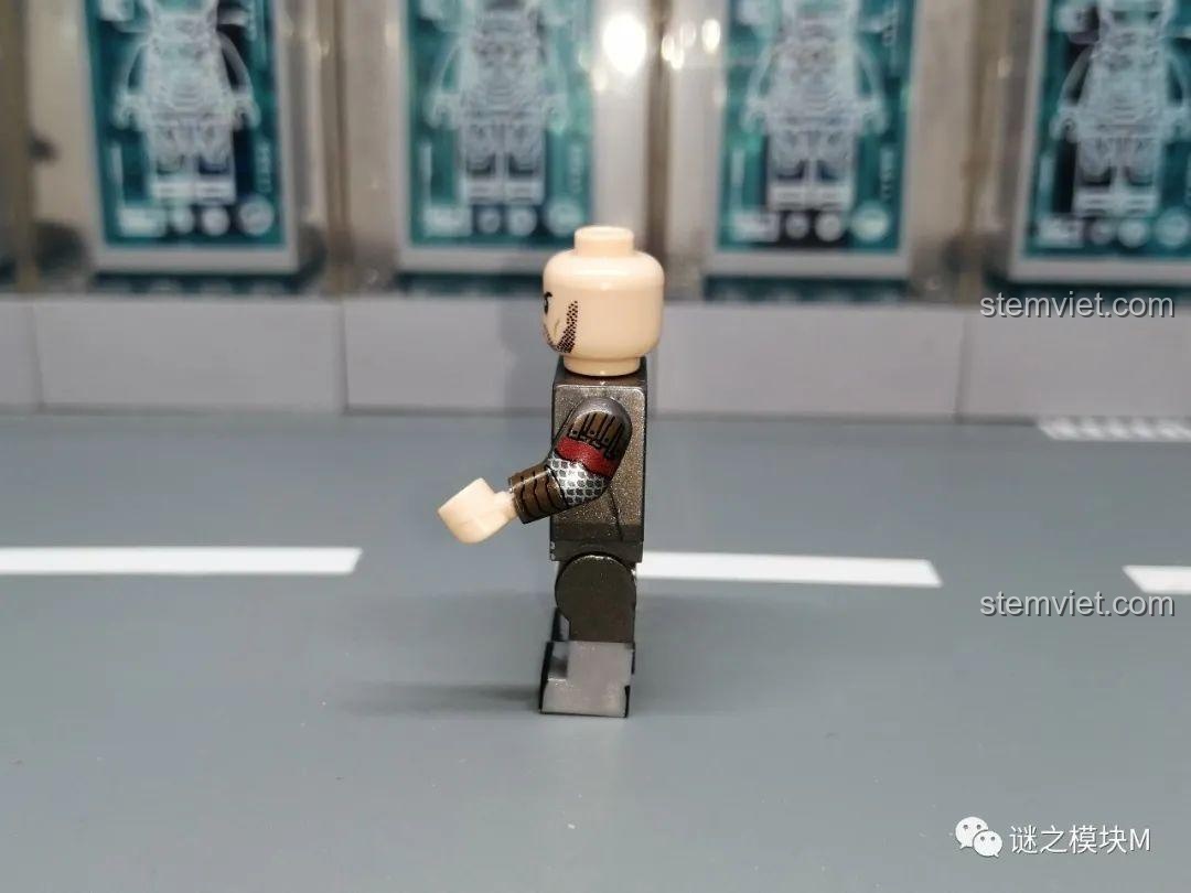 Chi tiết in bên hông của minifigure người cầm cờ hiệu La Mã XINH. Bộ minifigure Hiệp sĩ Thập Tự Chinh X 316 tiết kiệm.