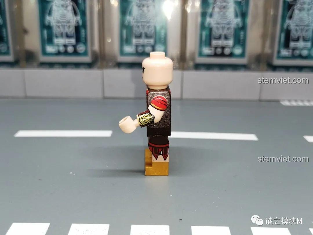 Chi tiết in bên hông của minifigure nữ chiến binh Sparta XINH. Hiệp sĩ Dòng Đền 0316 xịn giá rẻ.