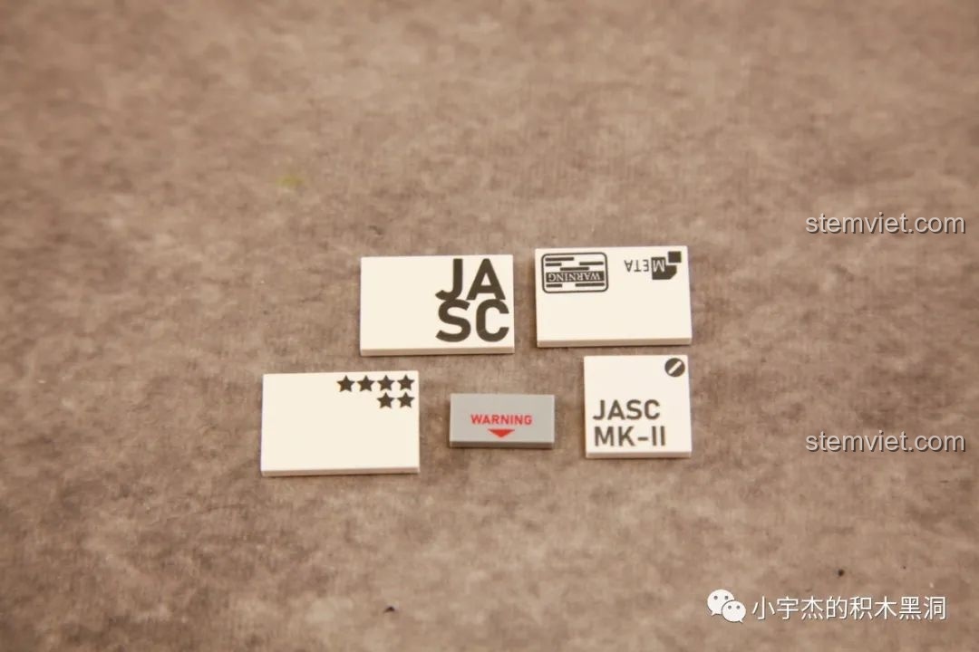 Các chi tiết in sắc nét trong túi số 1 của bộ đồ chơi mô hình Phi hành gia JAKI JK9106.