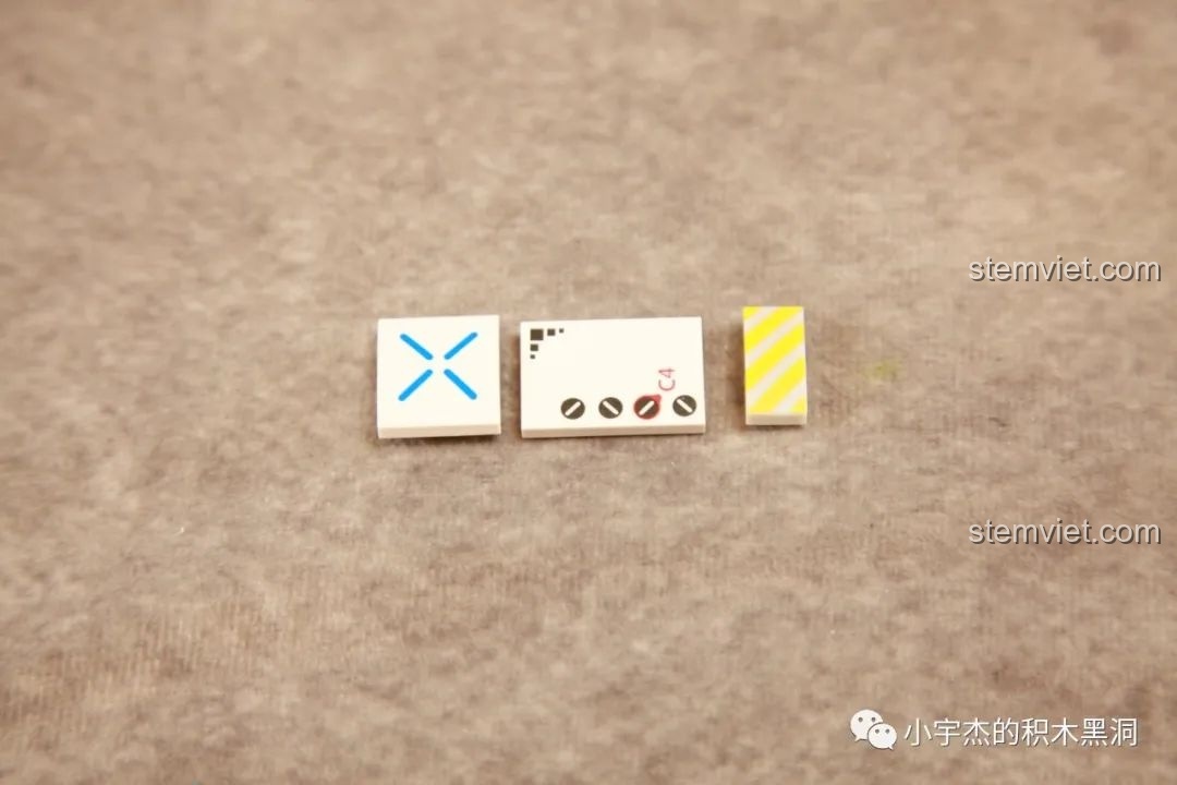 Các chi tiết in sắc nét trong túi số 2 của bộ đồ chơi mô hình Phi hành gia JAKI JK9106.