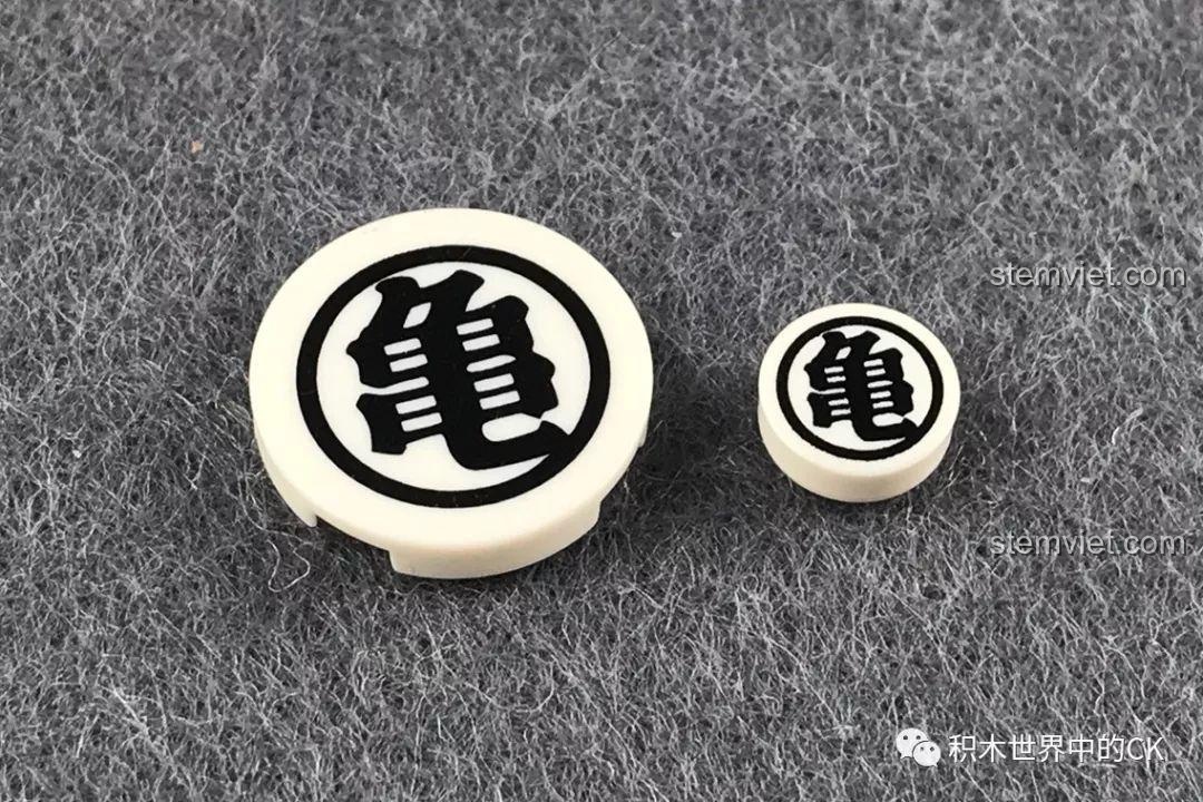 Cận cảnh hai mảnh ghép được in chữ 'Quy' của Quy môn phái trong bộ lắp ráp Decool 6825 Goku.