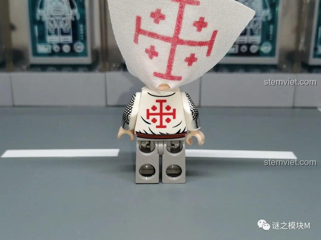 Mặt sau của minifigure Hiệp sĩ Mộ Thánh XINH X0316 không có áo choàng, thể hiện chi tiết in. Nhận xét XINH 0316 Hiệp sĩ Thập Tự Chinh.