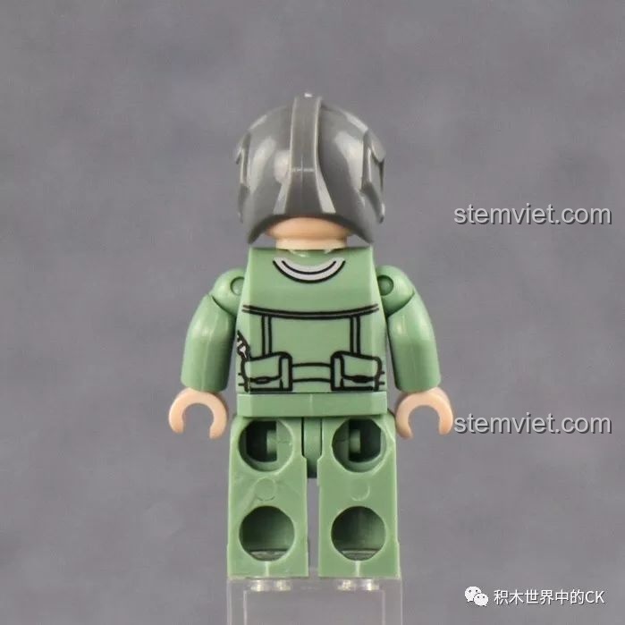 Mặt sau của minifigure lính lái xe tăng cho thấy các chi tiết in sắc nét trên lưng và chân.