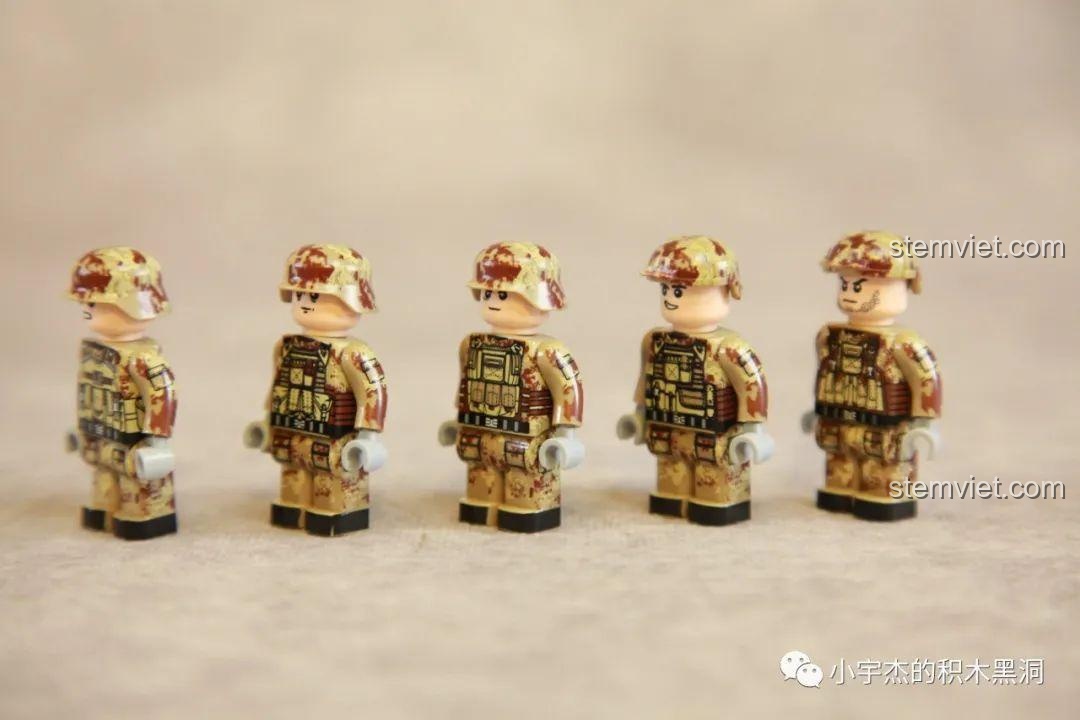 Góc nhìn nghiêng của các minifigures, cho thấy chi tiết in hai mặt trên thân và chân.