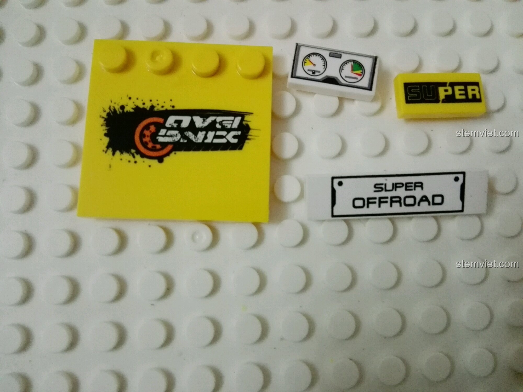 Cận cảnh các chi tiết in sắc nét của bộ đồ chơi xếp hình Xe Jeep màu vàng XB03024 tiết kiệm, không cần dán sticker.