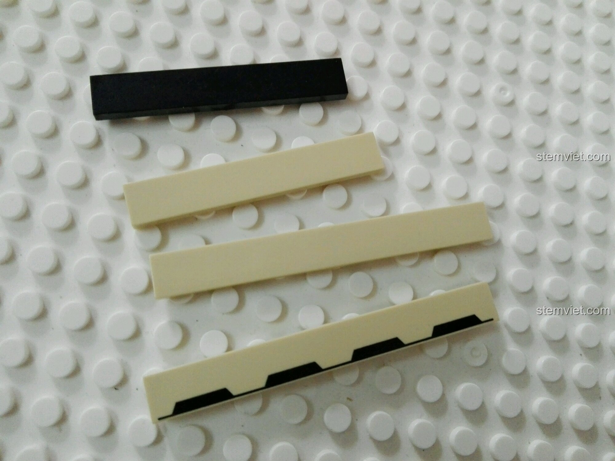 Các chi tiết gạch trơn và gạch in của bộ xếp hình XB03026, cho thấy chất lượng in ấn tốt.