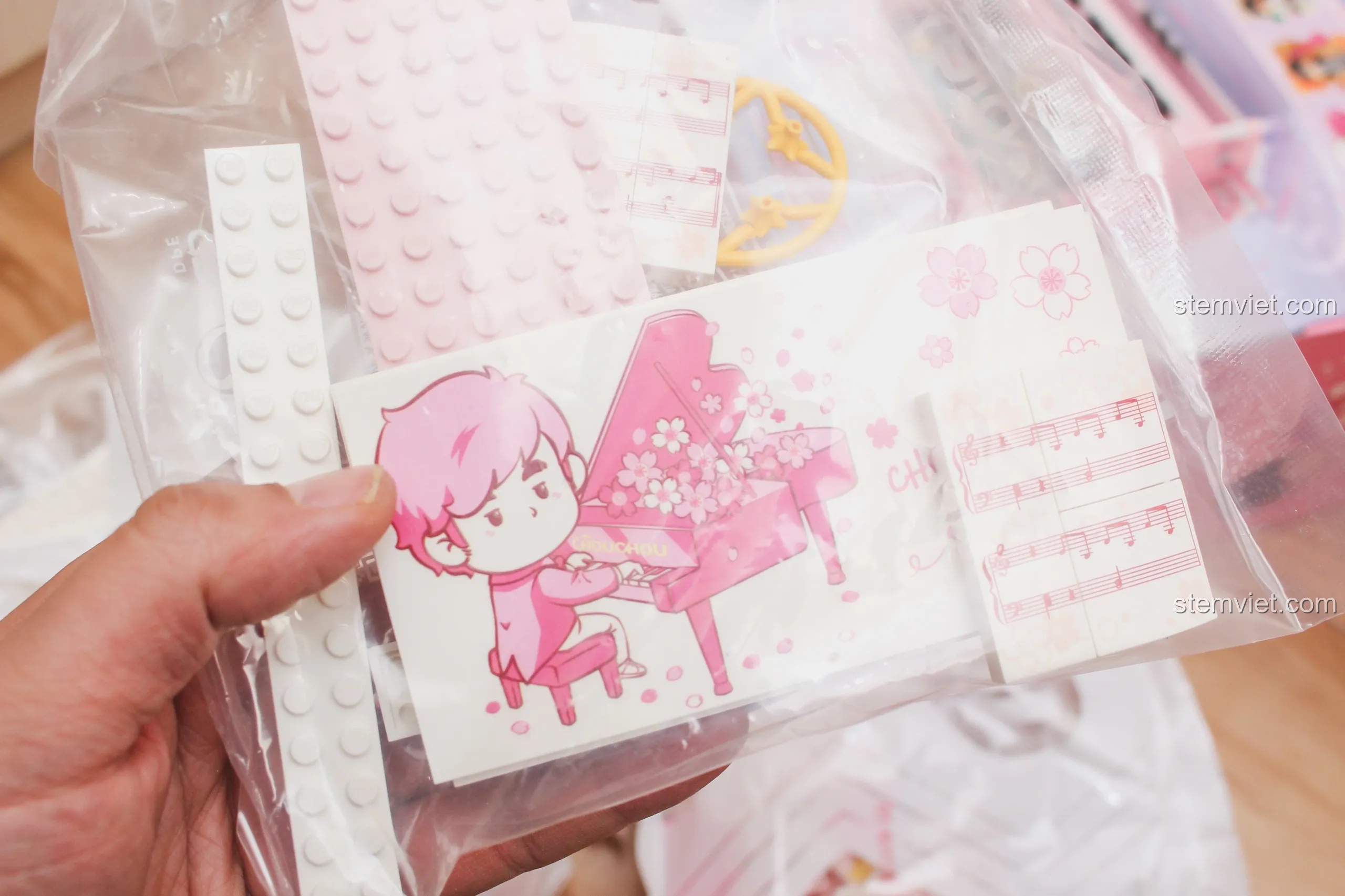 Cận cảnh các chi tiết in sẵn trong túi nhựa của bộ lắp ráp Mô hình 4 MV kinh điển của Châu Kiệt Luân.