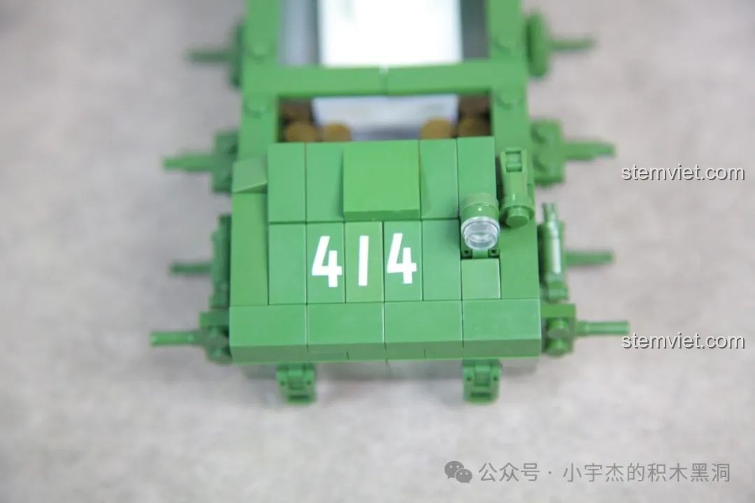 Chi tiết in số 414 trên thân xe tăng IS-2 Quan Guan 100249, có kèm miếng dán sửa lỗi.