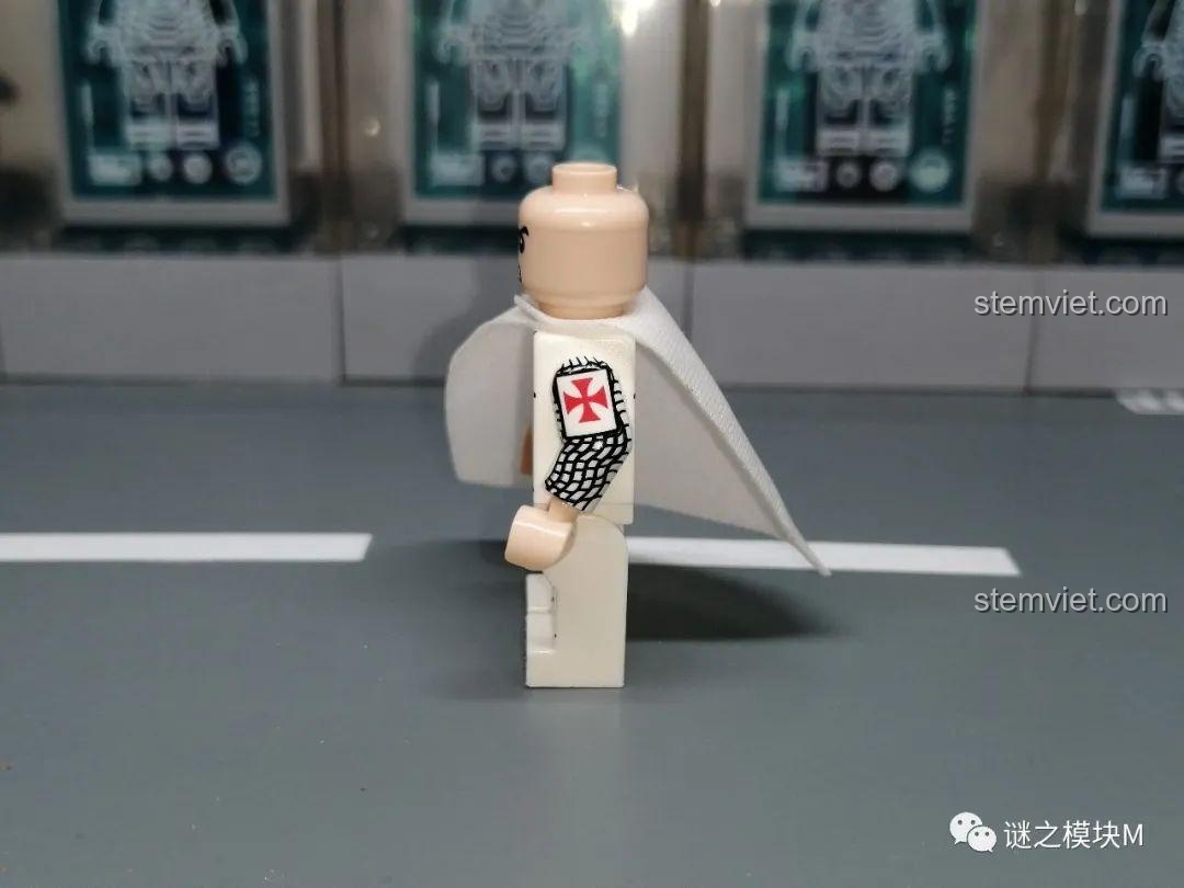 Chi tiết in bên hông tay của minifigure Hiệp sĩ Dòng Đền XINH, thể hiện chất lượng in tốt. Bộ minifigure Hiệp sĩ Thập Tự Chinh X 316.