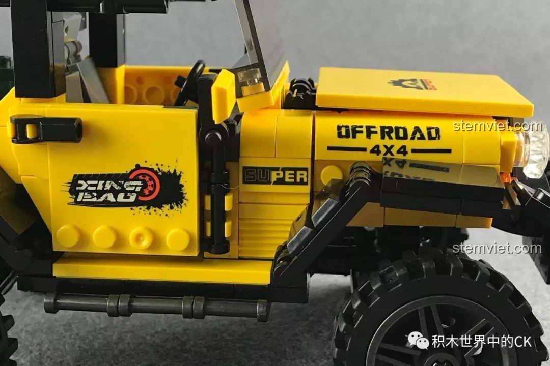 Cận cảnh chi tiết in trên thân xe của bộ đồ chơi Xe off-road cho con trai 6 tuổi, chữ và logo sắc nét.