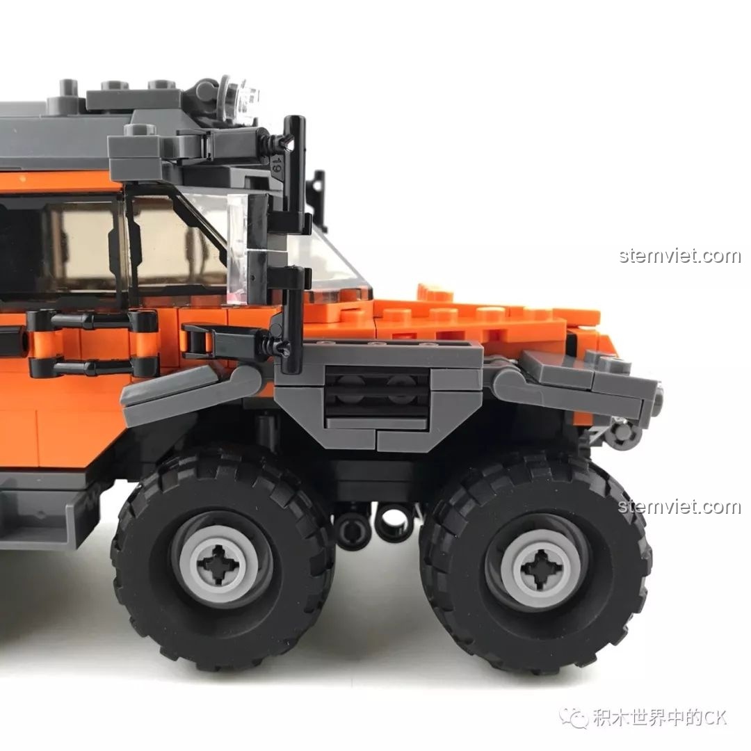 Chi tiết in logo trên thân xe của bộ lắp ráp Xingbao XB03027, không dùng sticker.