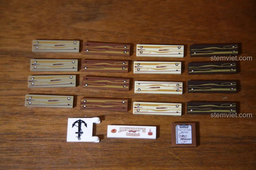 Cận cảnh các chi tiết in hình vân gỗ đa dạng màu sắc trong bộ đồ chơi xây dựng Bến tàu cổ điển UrGe 30101.