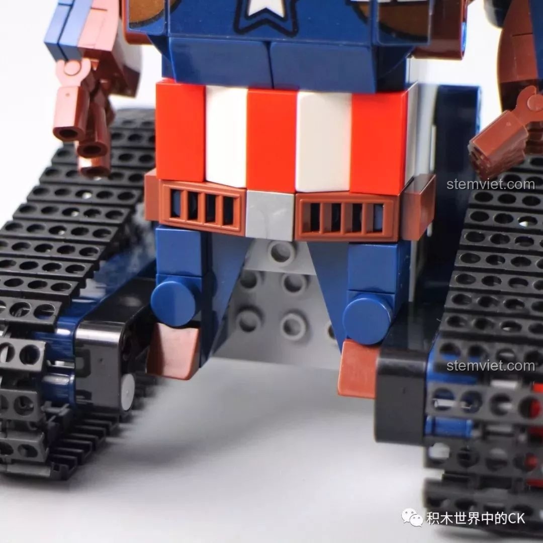 Cận cảnh chi tiết chiếc khiên Vibranium được gắn trên tay của mô hình Robot Captain America 13041.