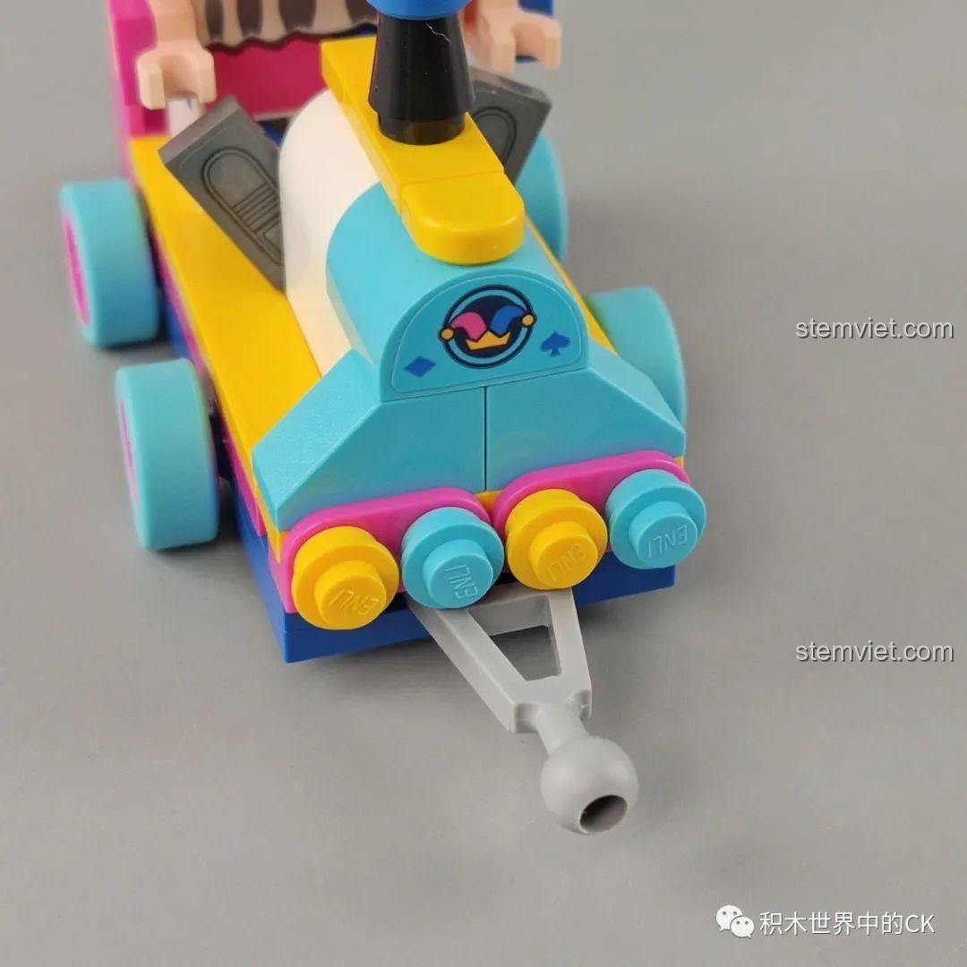 Cận cảnh chi tiết khớp nối bi ở đầu xe lửa Jorker, một phần của bộ đồ chơi Đoàn tàu xe đua Mini World.