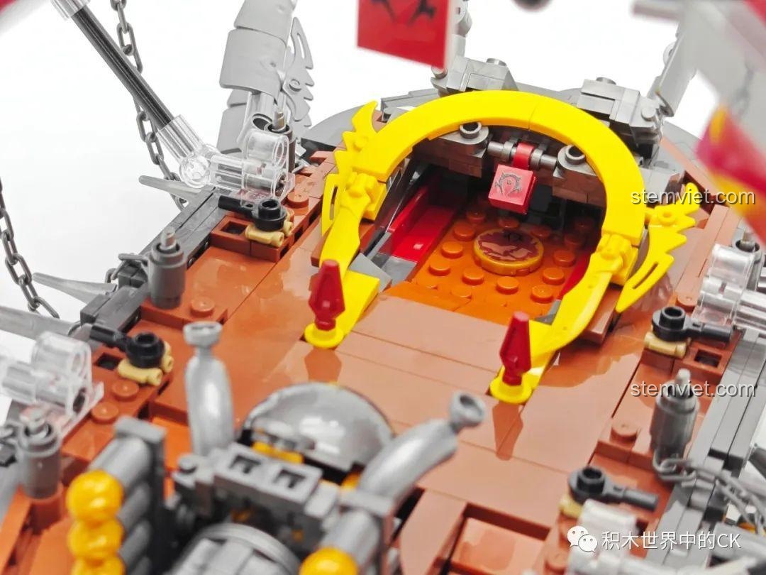 Khu vực chỉ huy trên boong tàu của mô hình Tàu bay của Orgrim JIESTAR 58036 với lá cờ phe Horde.