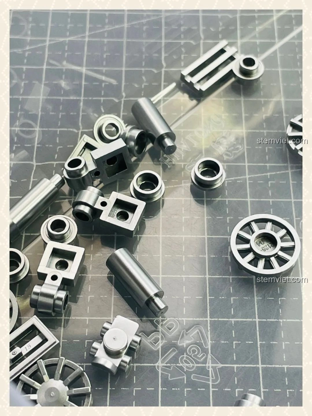 Cận cảnh các chi tiết kim loại sáng bóng và các mảnh ghép đặc biệt của bộ lắp ráp Power Block PB8804 Xe MINI cổ điển, cho thấy chất lượng cao.