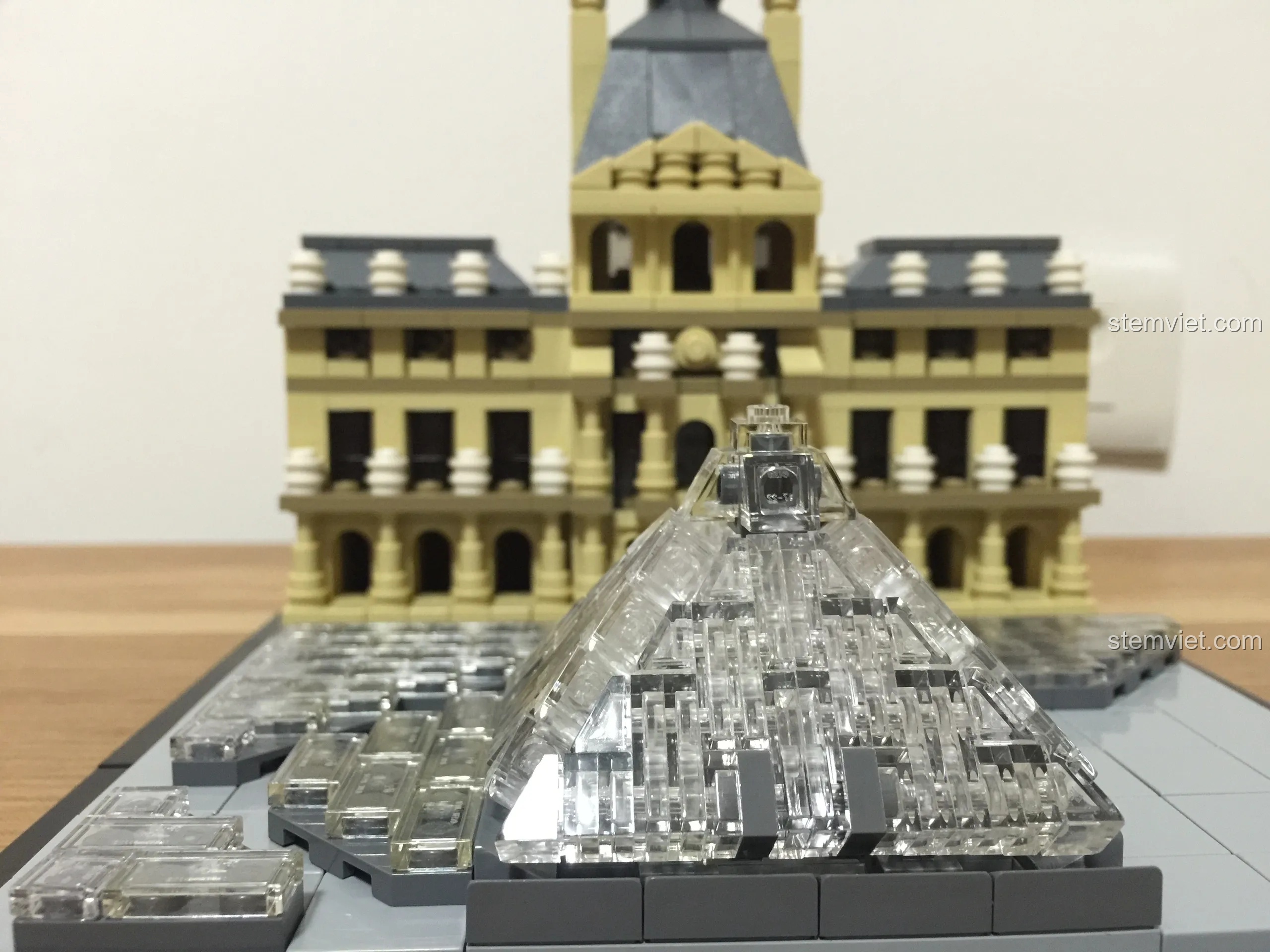 Cận cảnh chi tiết kim tự tháp kính trong suốt của bộ LEGO Architecture 21024 Louvre, thể hiện kỹ thuật lắp ráp độc đáo.
