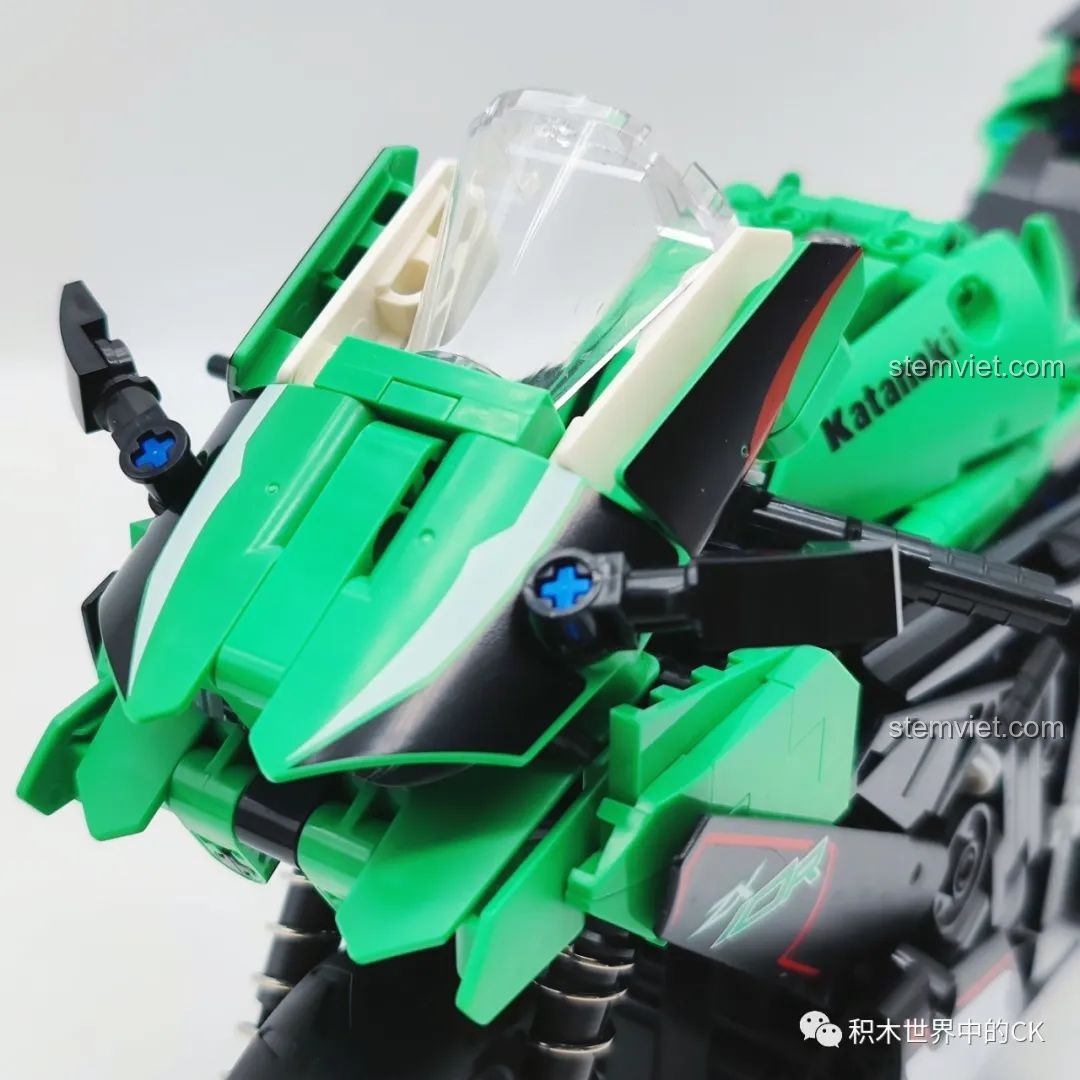 Chi tiết kính chắn gió và gương chiếu hậu trên mô hình JIESTAR 91023 Xe máy phân khối lớn Kawasaki.