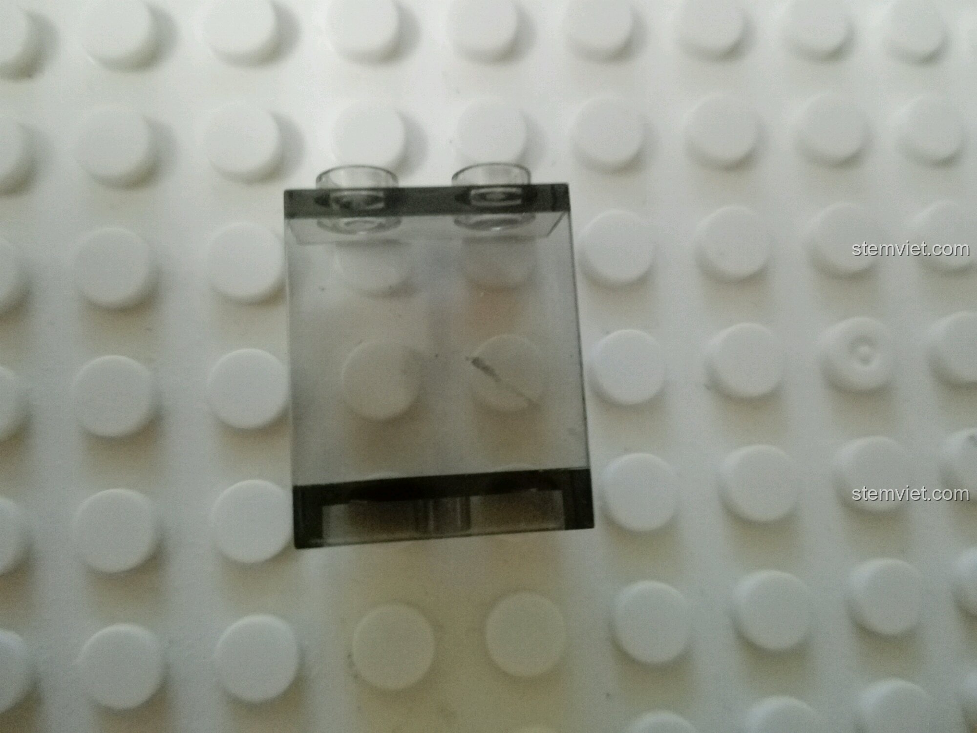 Chi tiết kính chắn gió trong suốt bị trầy xước trong bộ đồ chơi xây dựng Xe địa hình bánh lớn 3025.